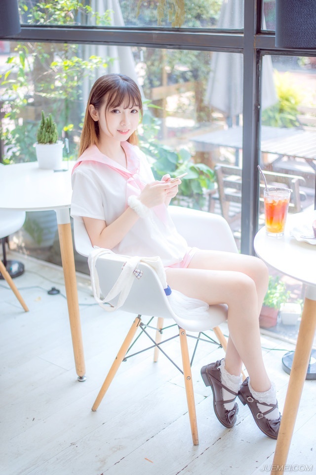 “夫君~”一名美妇带着一股慵懒的风情来到刘璝身后，轻声唤道。